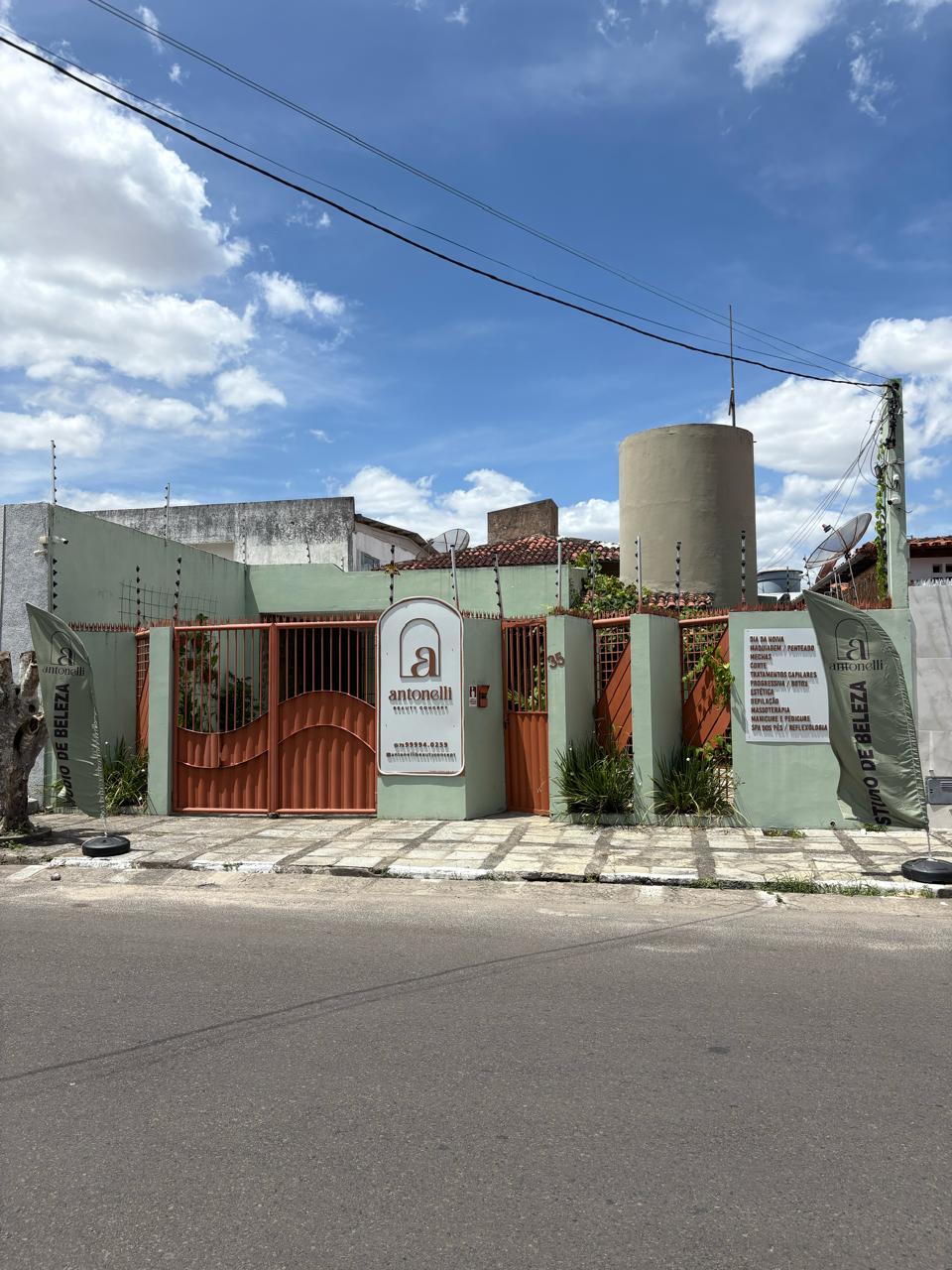 Fachada do Studio Antonelli com logo e entrada principal.