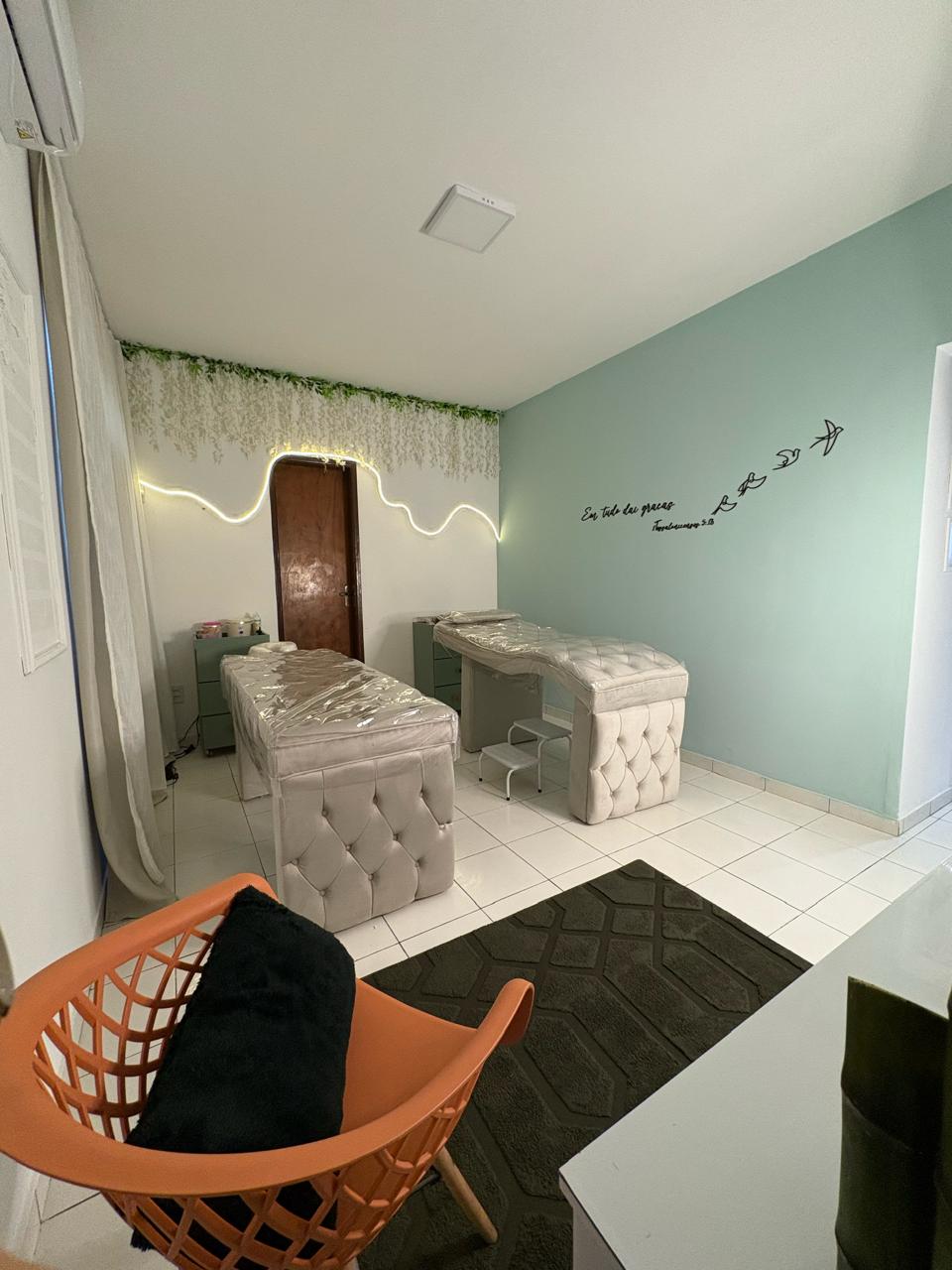 Sala de massagem ampla, ambiente de terapia com luz suave.