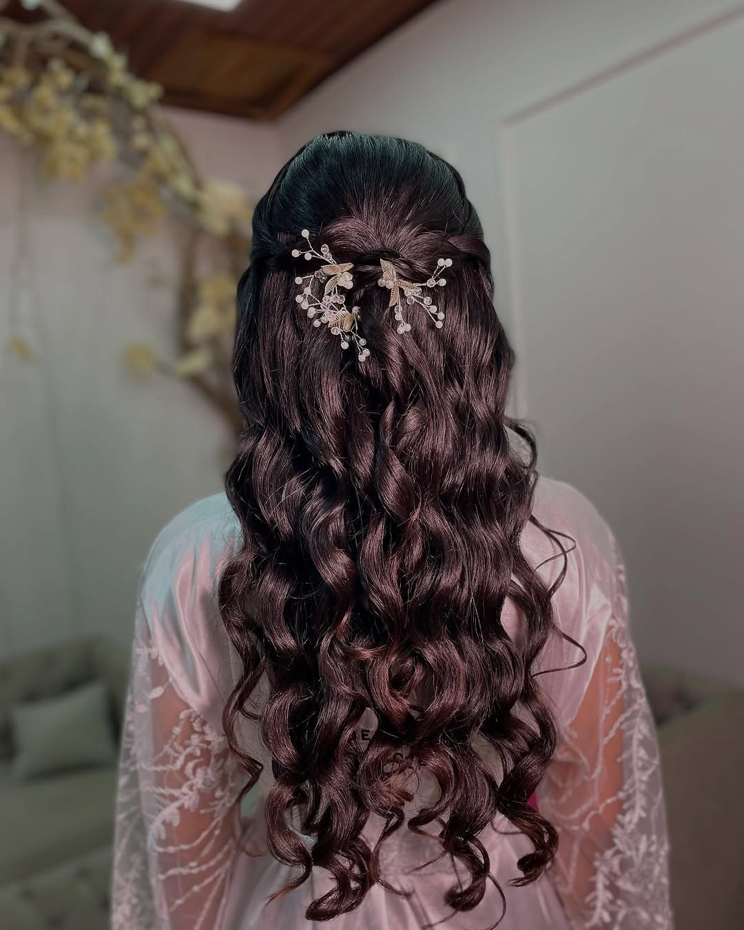 Cabelo longo com cachos volumosos e acessório dourado delicado