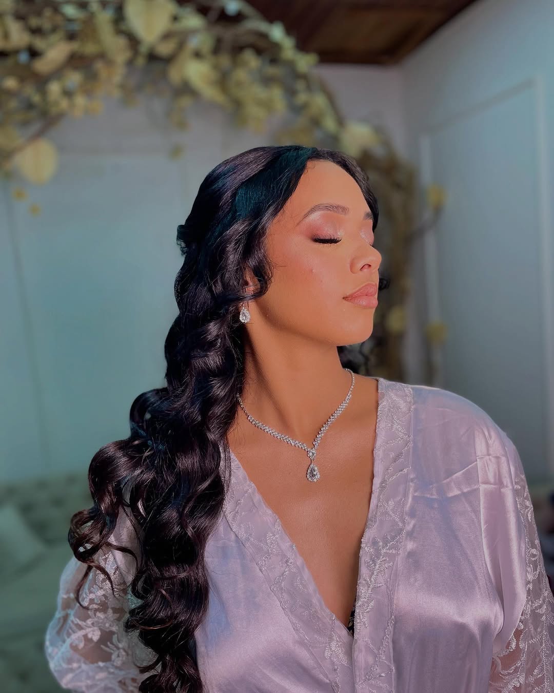 Penteado lateral com ondas e maquiagem natural para debutante