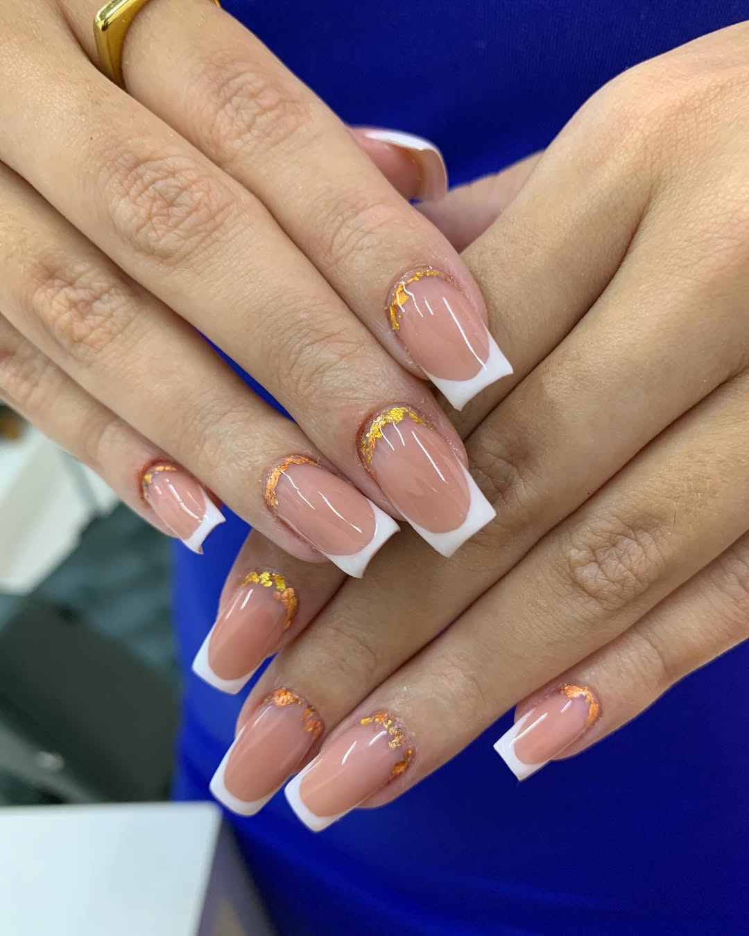 Francesinha clássica com detalhes dourados em unhas alongadas
