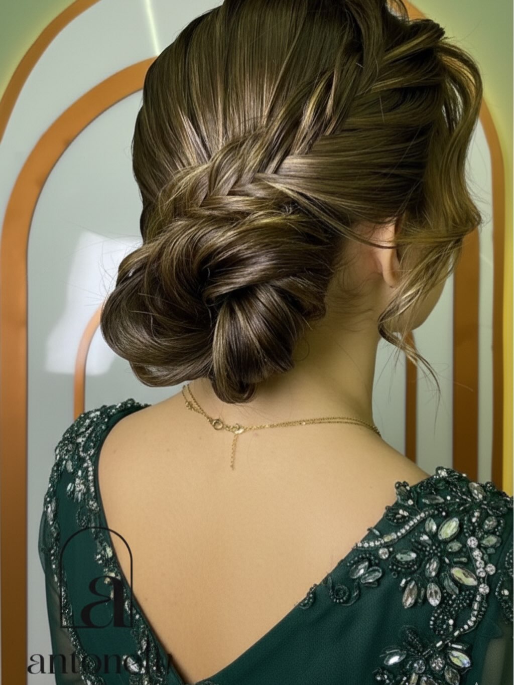Penteado elegante de madrinha com coque baixo trançado