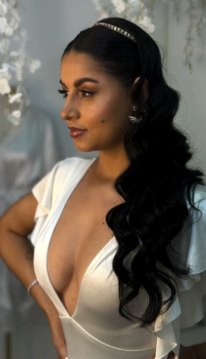 Noiva com cabelo ondulado e tiara - Studio Antonelli