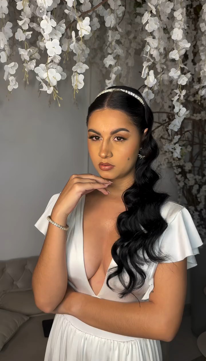 Noiva elegante com penteado romantico - Studio Antonelli