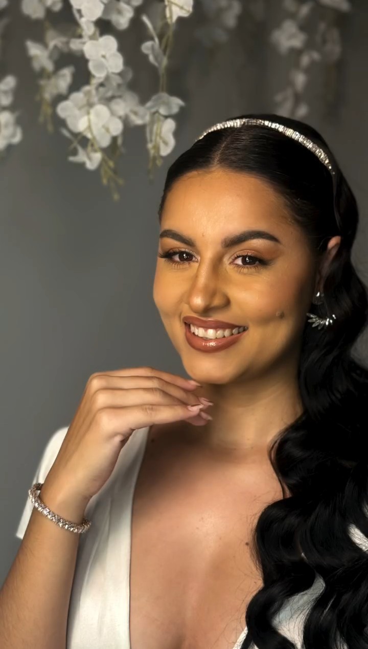 Noiva sorrindo com maquiagem perfeita - Studio Antonelli