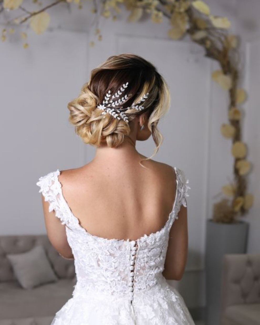 Noiva com coque romantico e acessorio - Studio Antonelli