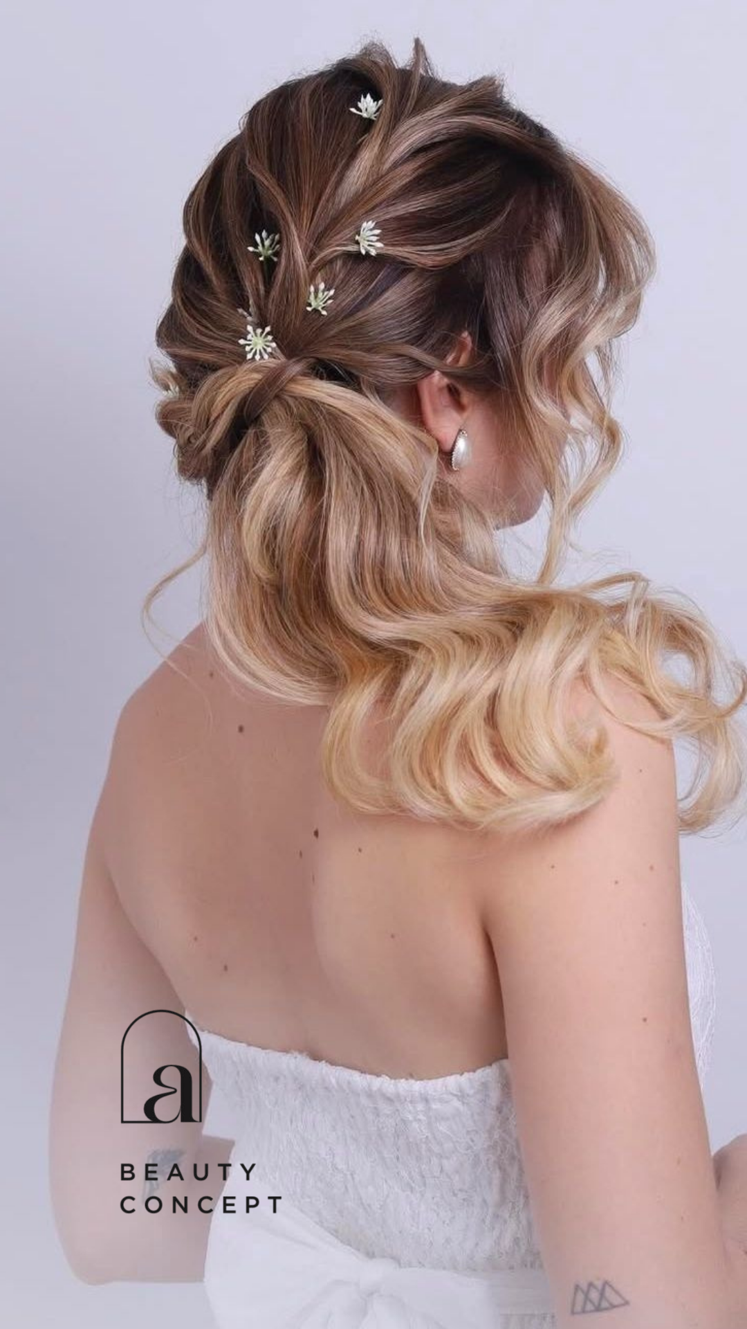 Penteado de Noiva com flores - Vista traseira - Studio Antonelli