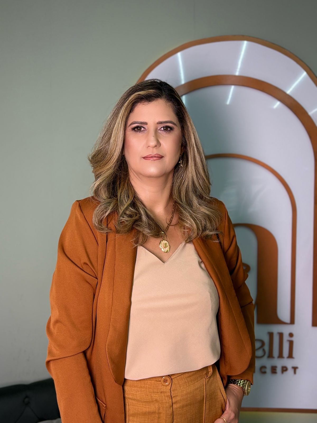 Elane Falcão — cabeleireira e terapeuta capilar com mais de 15 anos — Studio Antonelli.